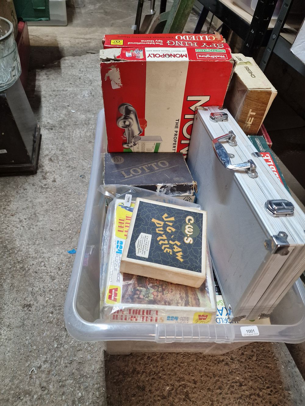 Lot 211: Large Selection of Collectable Vintage Jigsaws and Board...