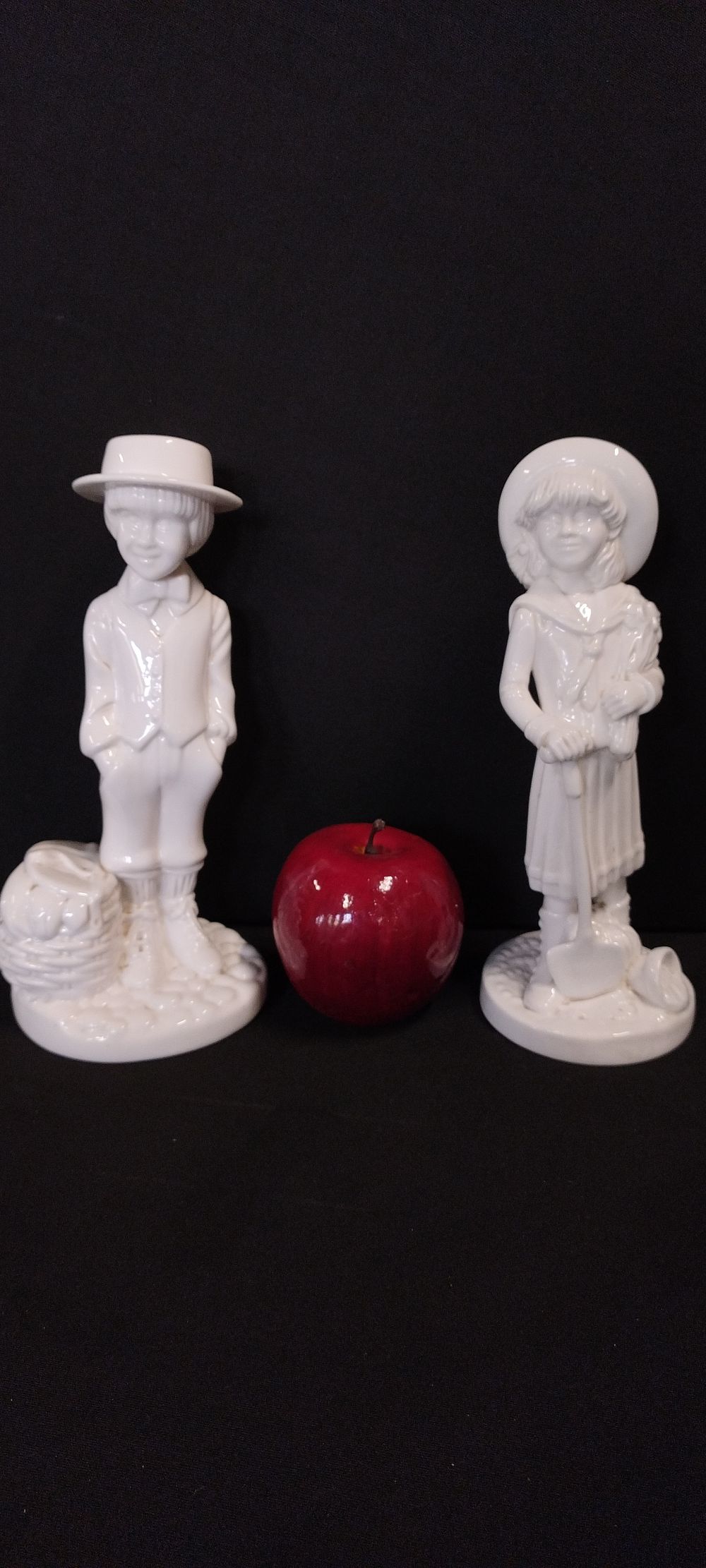 Lot 219: Two Spode white porcelain figurines, Daniel and Gardener....