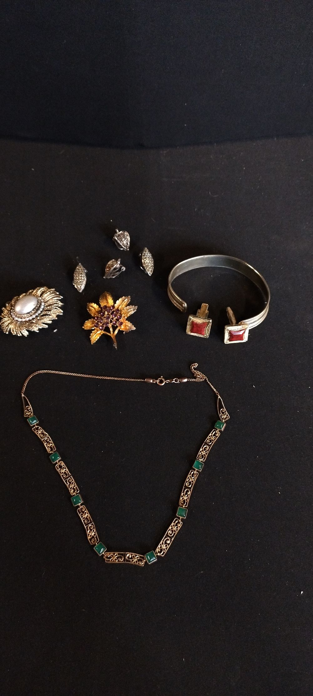 Lot 267: Selection of costume jewellery clip on earrings, necklace,...