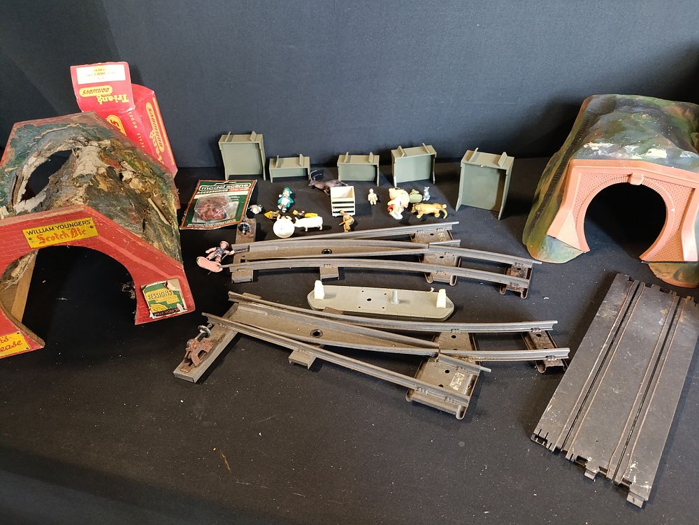 Lot 283: Vintage train set parts including Hornby, Tri-ang and...