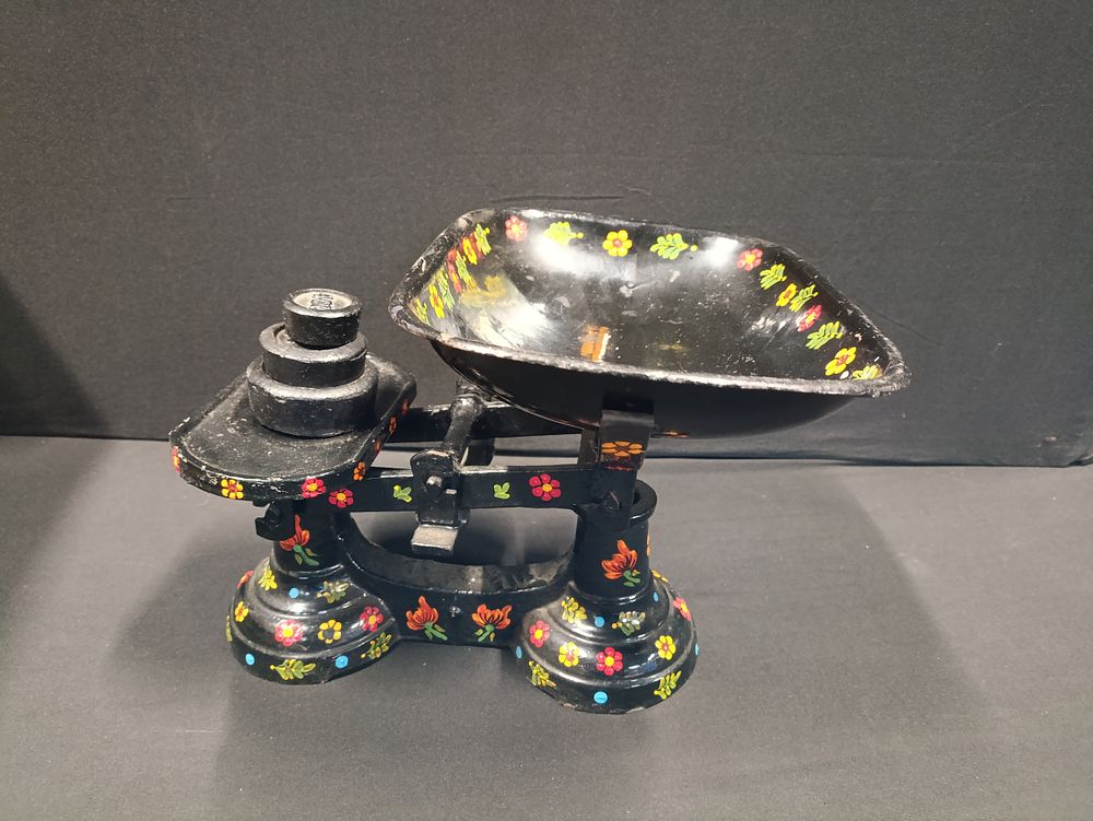 Lot 329: Vintage hand painted kitchen weighing scales