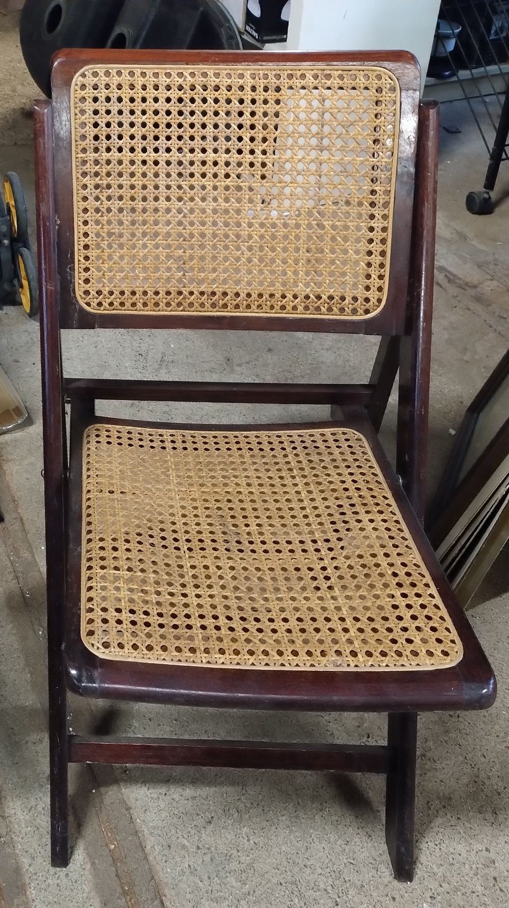 Lot 322: Bergere folding rattan chair