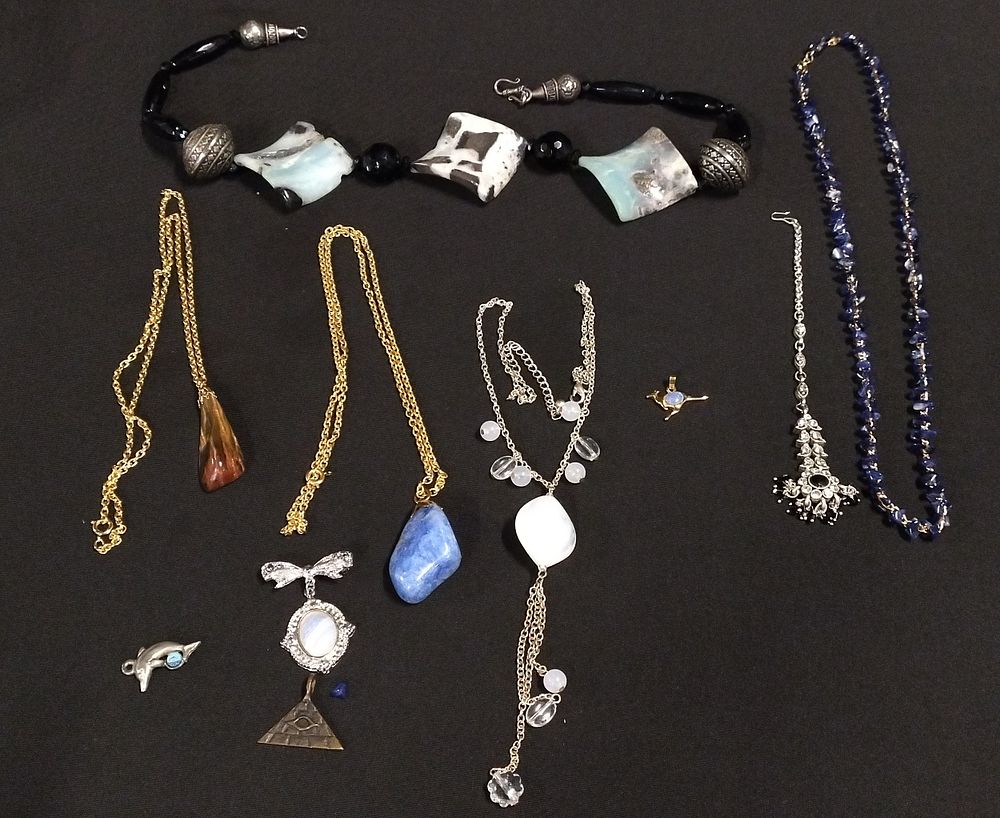 Lot 339: Mixed semi precious stones, kiwi stone pendant necklace,...