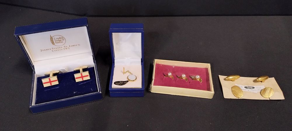 Lot 342: 4 pairs of cufflinks including mother of pearl