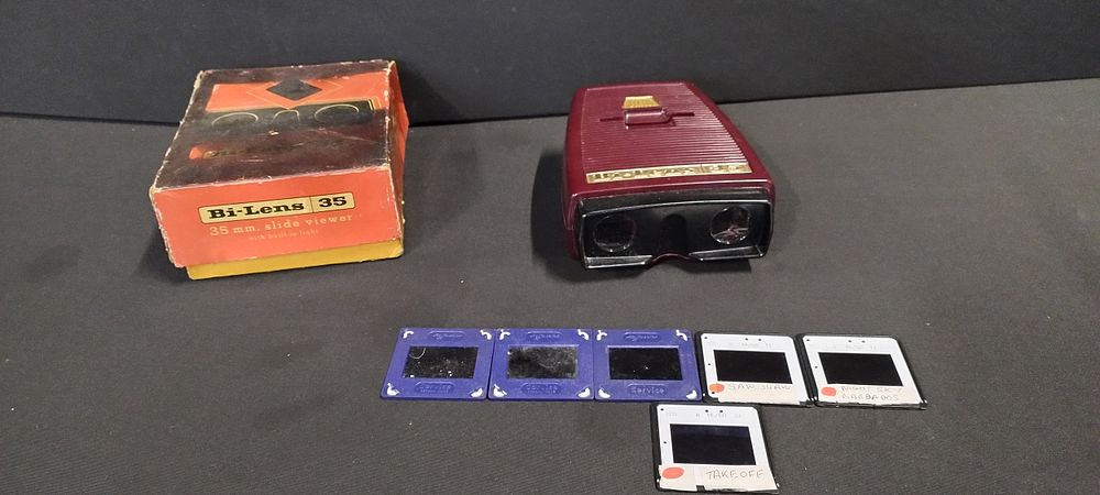 Lot 352: Bakalite Bi-Lens 35mm Slide Viewer with built in...