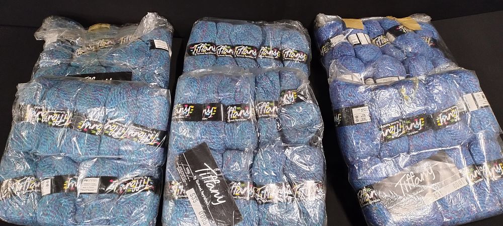 Lot 358: 60 balls of wool. Tiffany Blue flek -20...