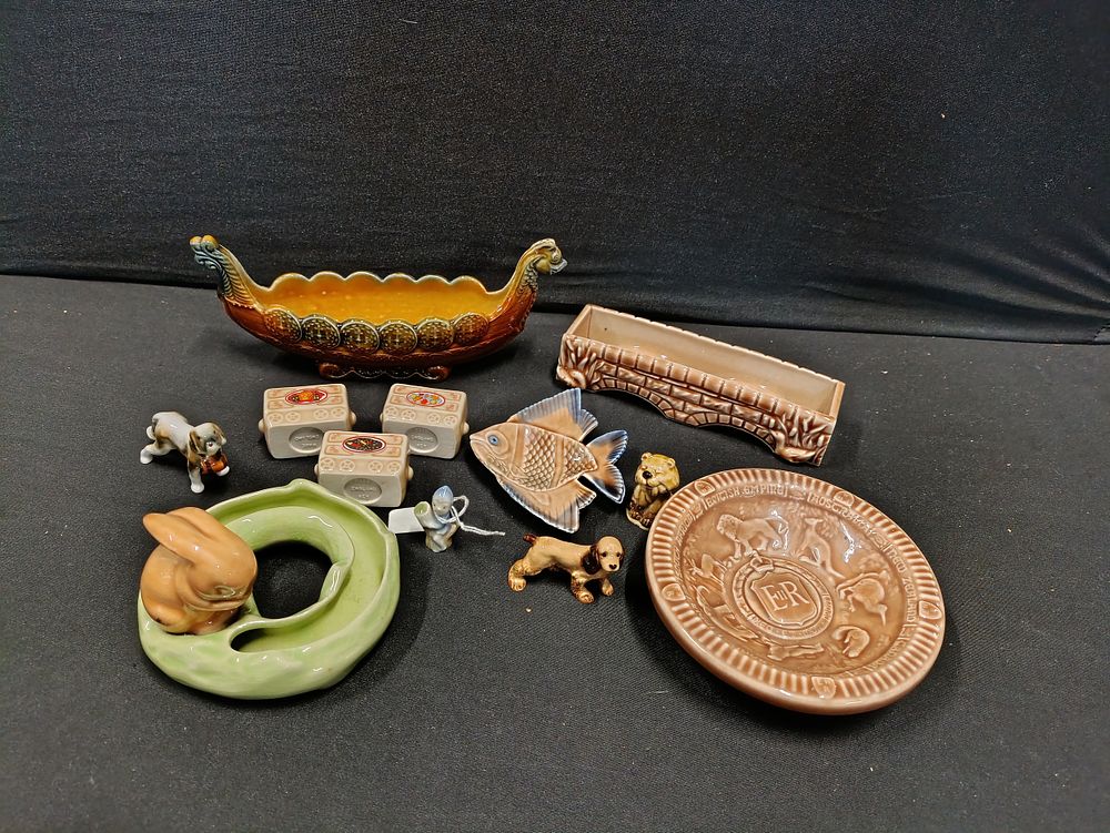 Lot 395: Collection of Wade pottery including a Commonwealth Dish,...