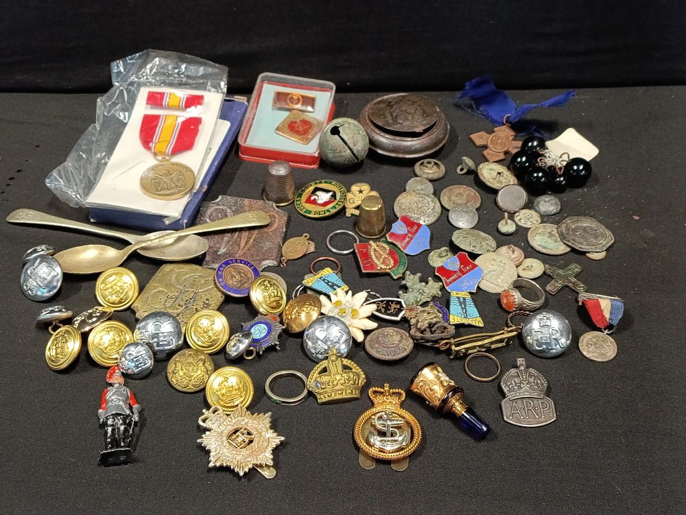 Lot 397: Large selection of antique and vintage items including...
