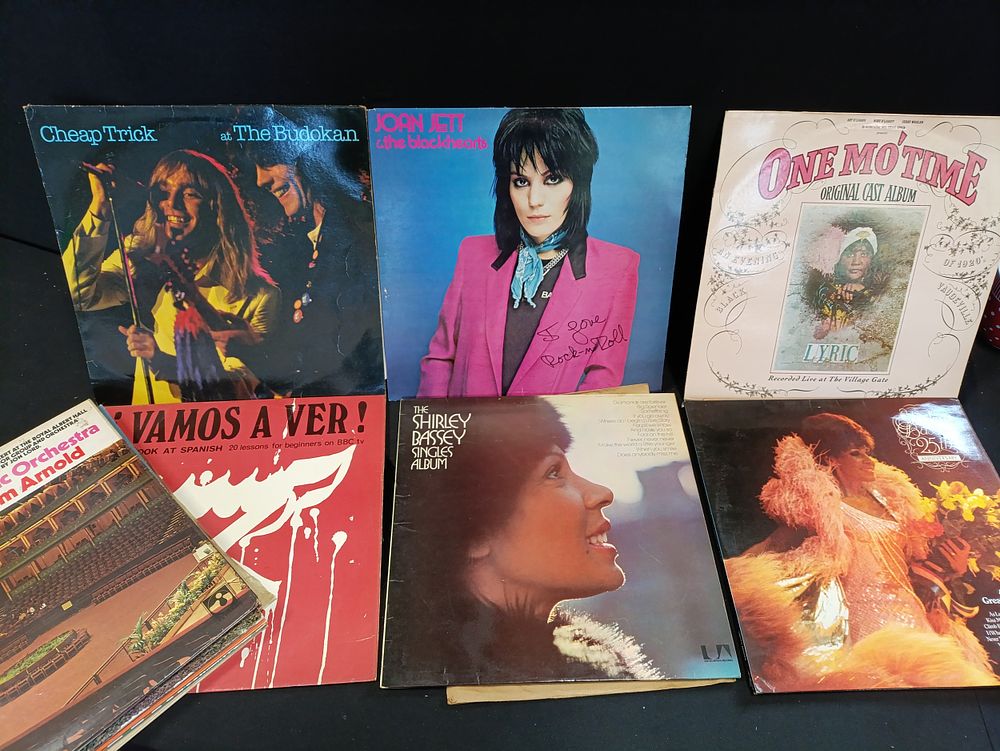 Lot 398: Collection of 14 vinyl records including Deep Purple,...