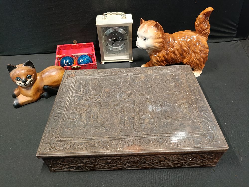 Lot 403: Mixed lot of vintage items including a metal...