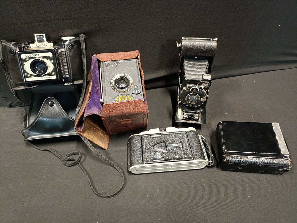 Lot 404: Selection of vintage cameras including a Coronet Rapide...