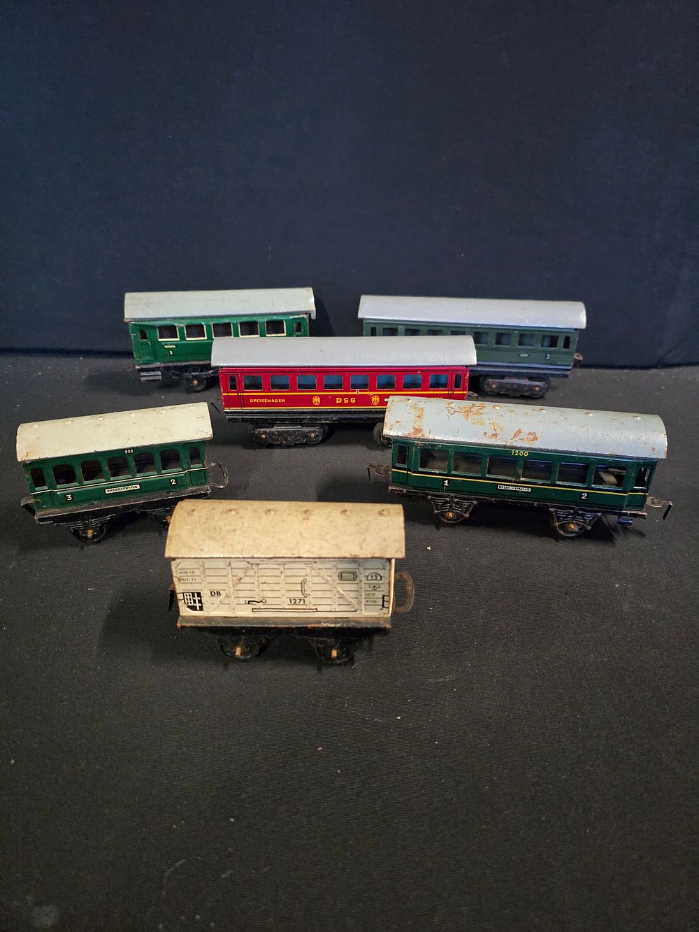 Lot 418: Six vinatge tin train carriages.