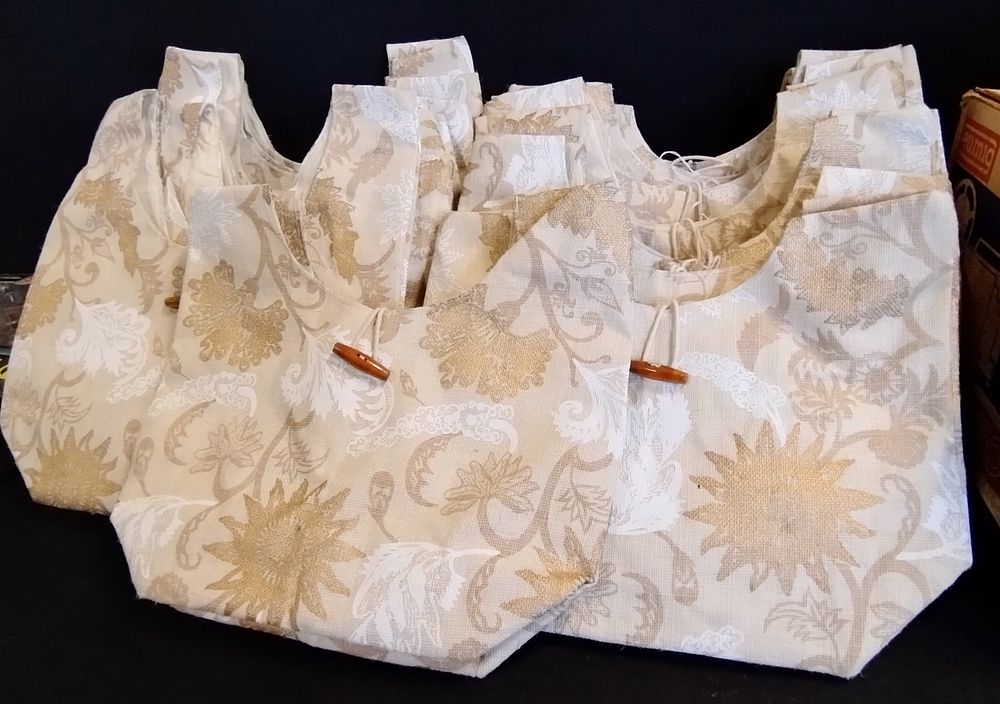 Lot 426: 18 Hessian floral printed tote bags with toggle...