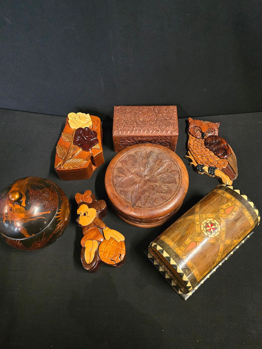 Lot 431: A selection of vintage wooden trinket / jewellery...