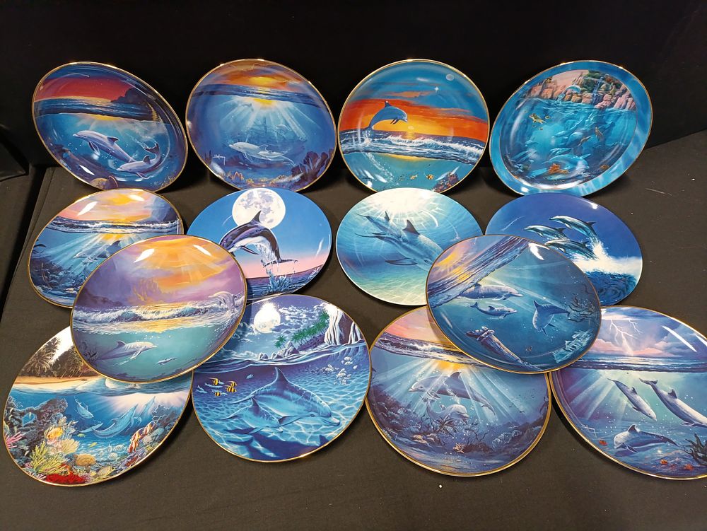 Lot 463: 14 collectable Dolphin themed plates including Franklin Mint,...
