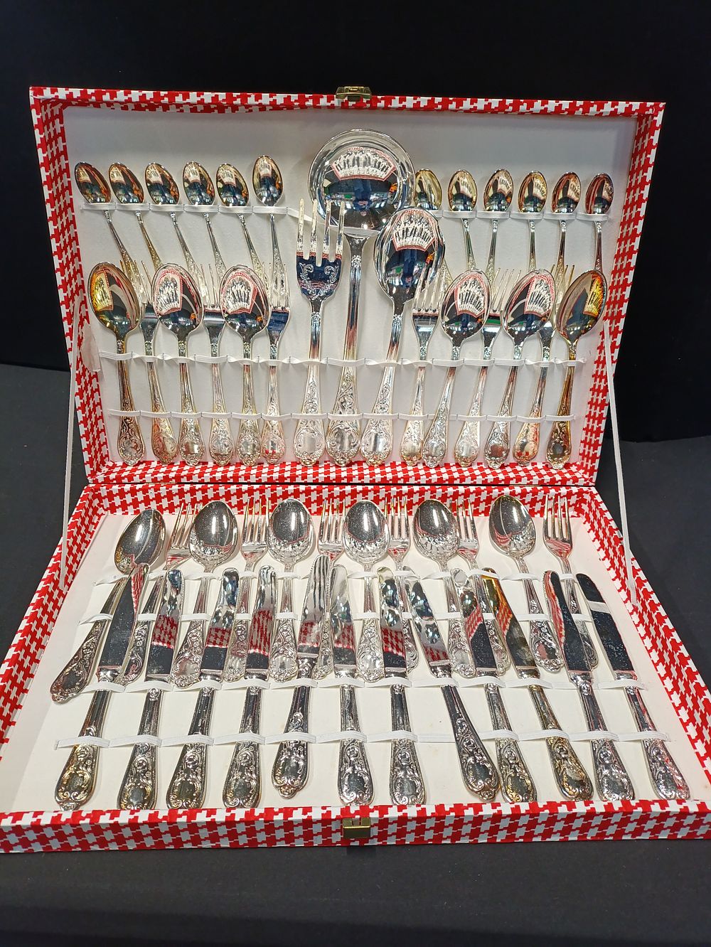 Lot 464: 50 piece silver plated canteen in red and...