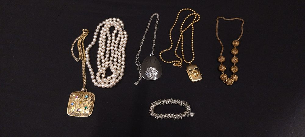 Lot 497: Selection of costume jewellery