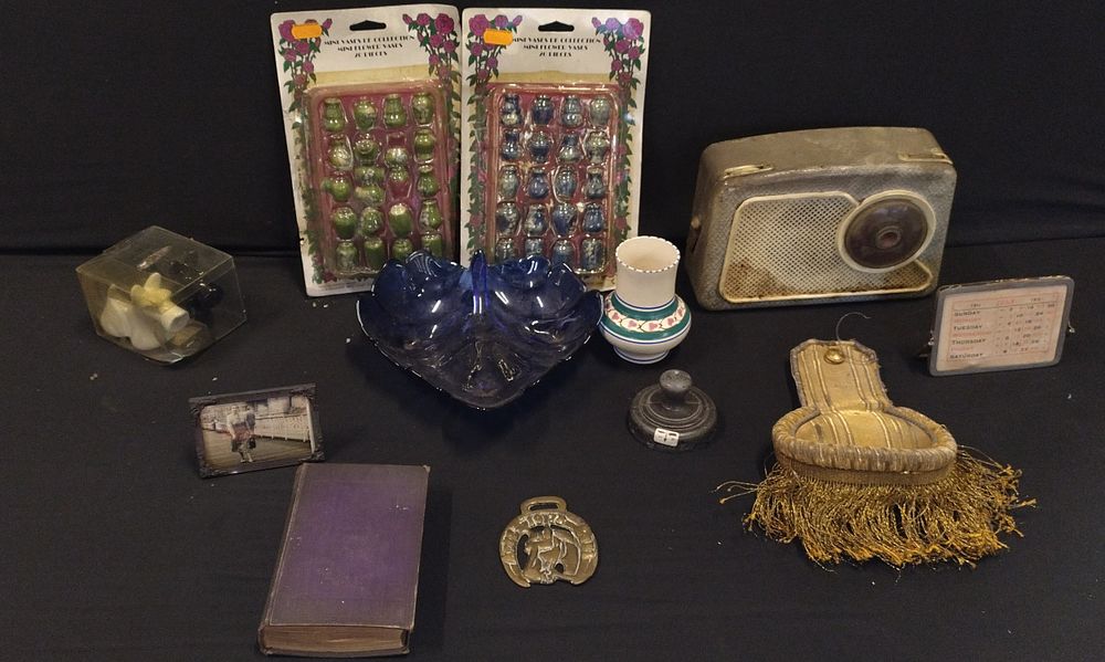 Lot 499: Selection of vintage items including Danset transistor radio,...