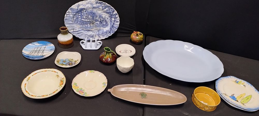 Lot 506: Collection of vintage pottery including Poole, woods, Royal...