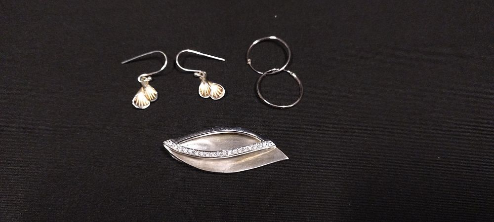 Lot 451: Sterling silver Viventy pendant with cz, and 2...