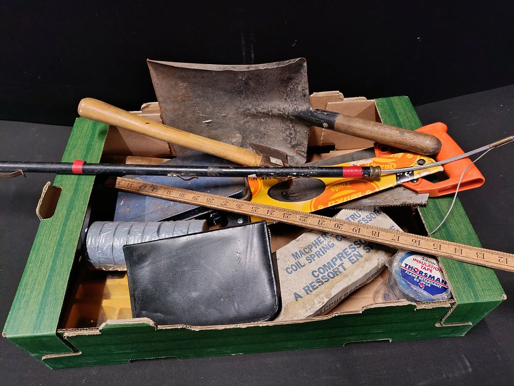 Lot 455: Mixed lot of tools including saws, an axe,...