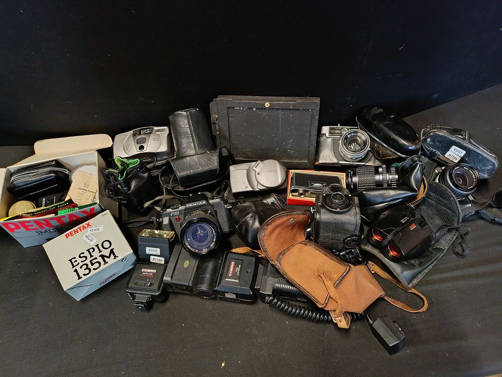 Lot 466: Mixed lot of vintage cameras and equipment including...
