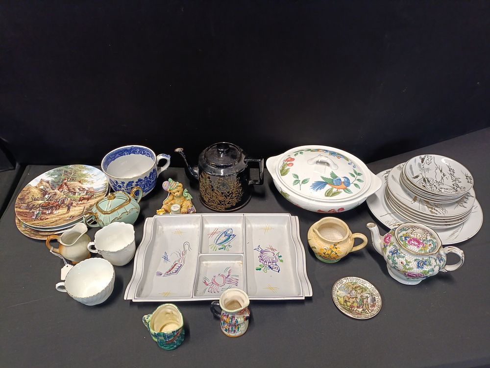 Lot 473: Mixed lot of pottery including Sadler, Poole, Radford,...
