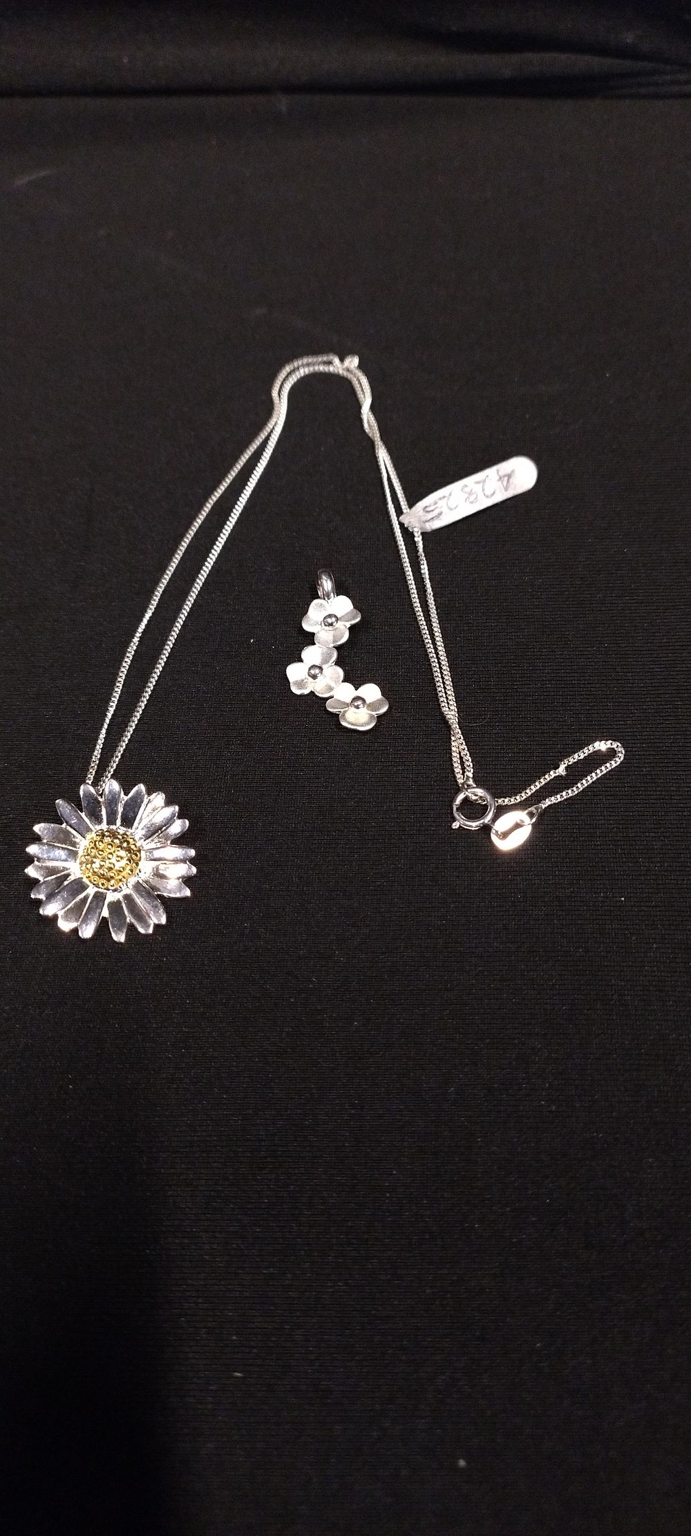 Lot 482: Sterling silver Daisy necklace and chain, measures approx...