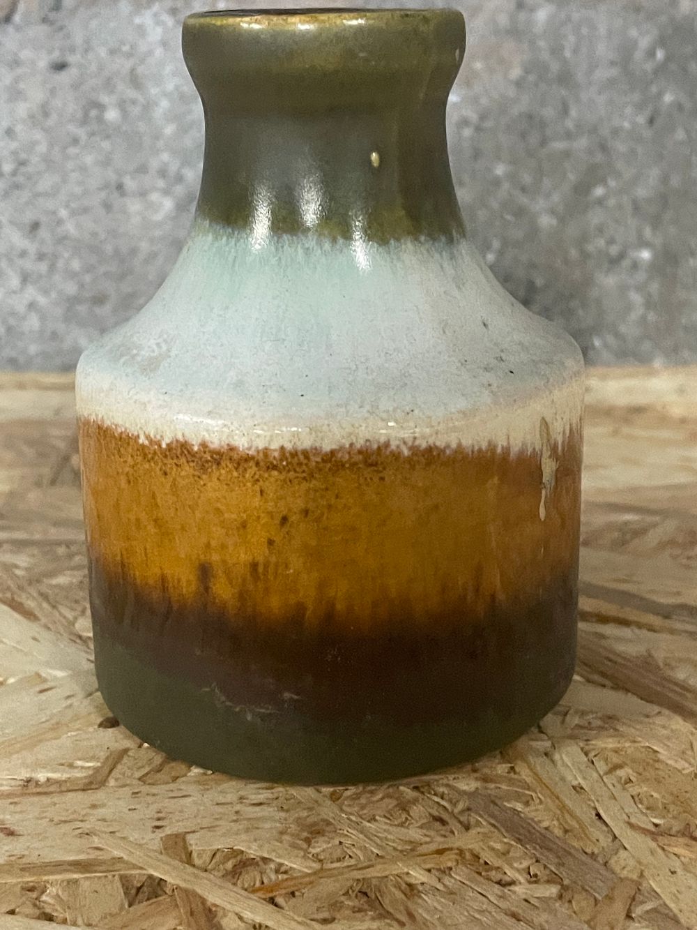 Lot 106: West German Pose Vase