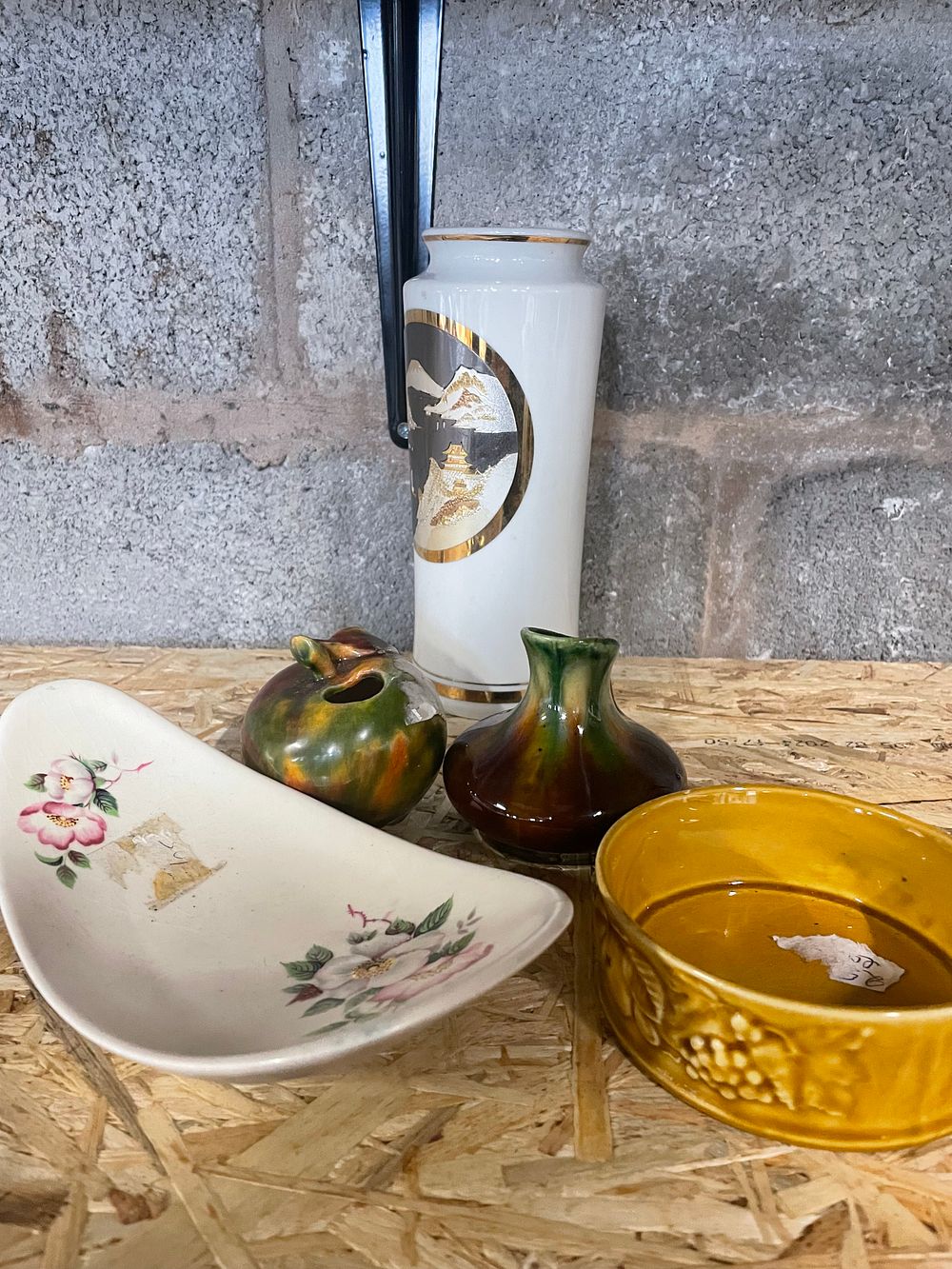 Lot 107: Selection Of Mixed Pottery