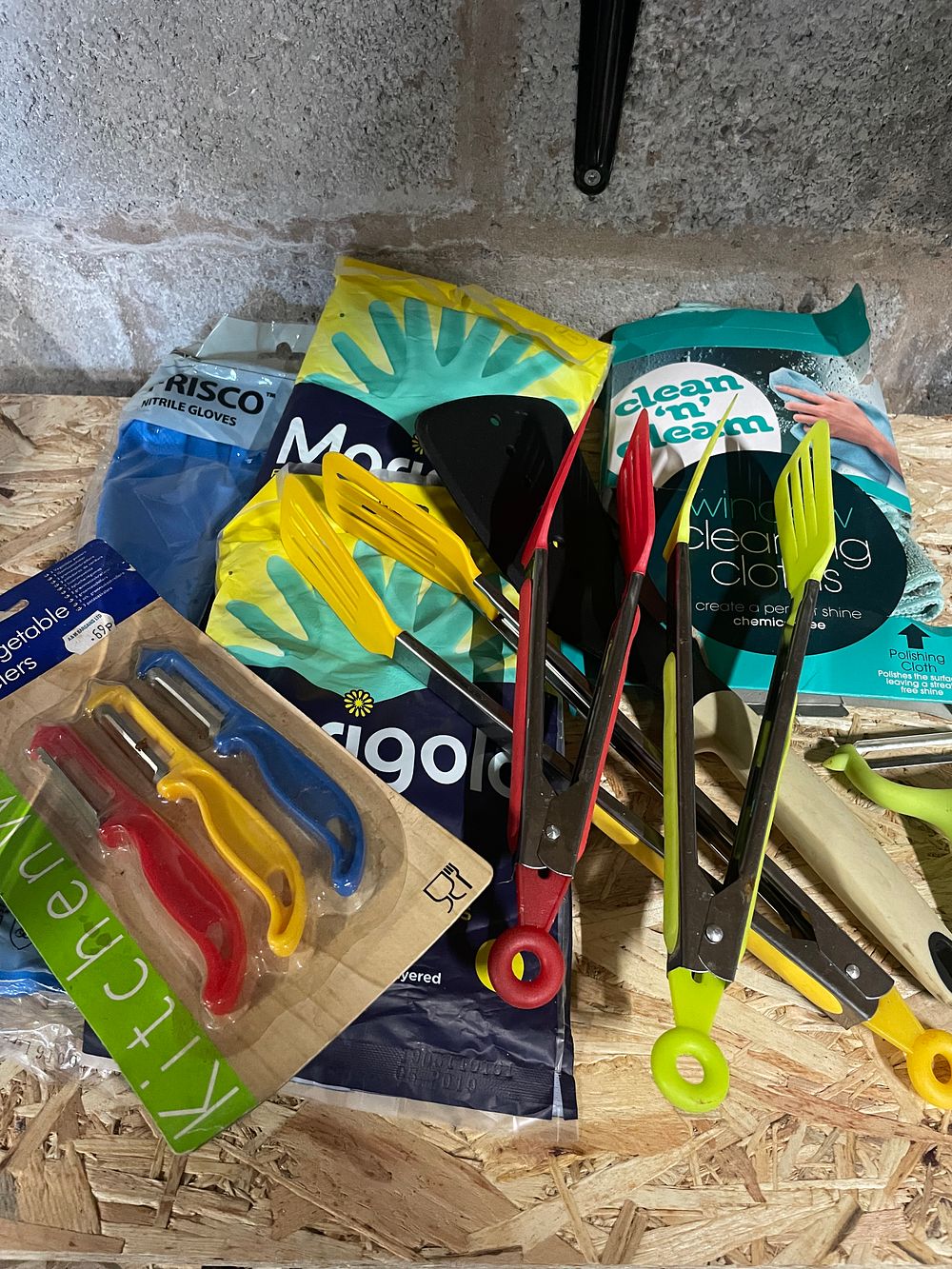 Lot 110: Selection Of Kitchen Utensils & Rubber Gloves