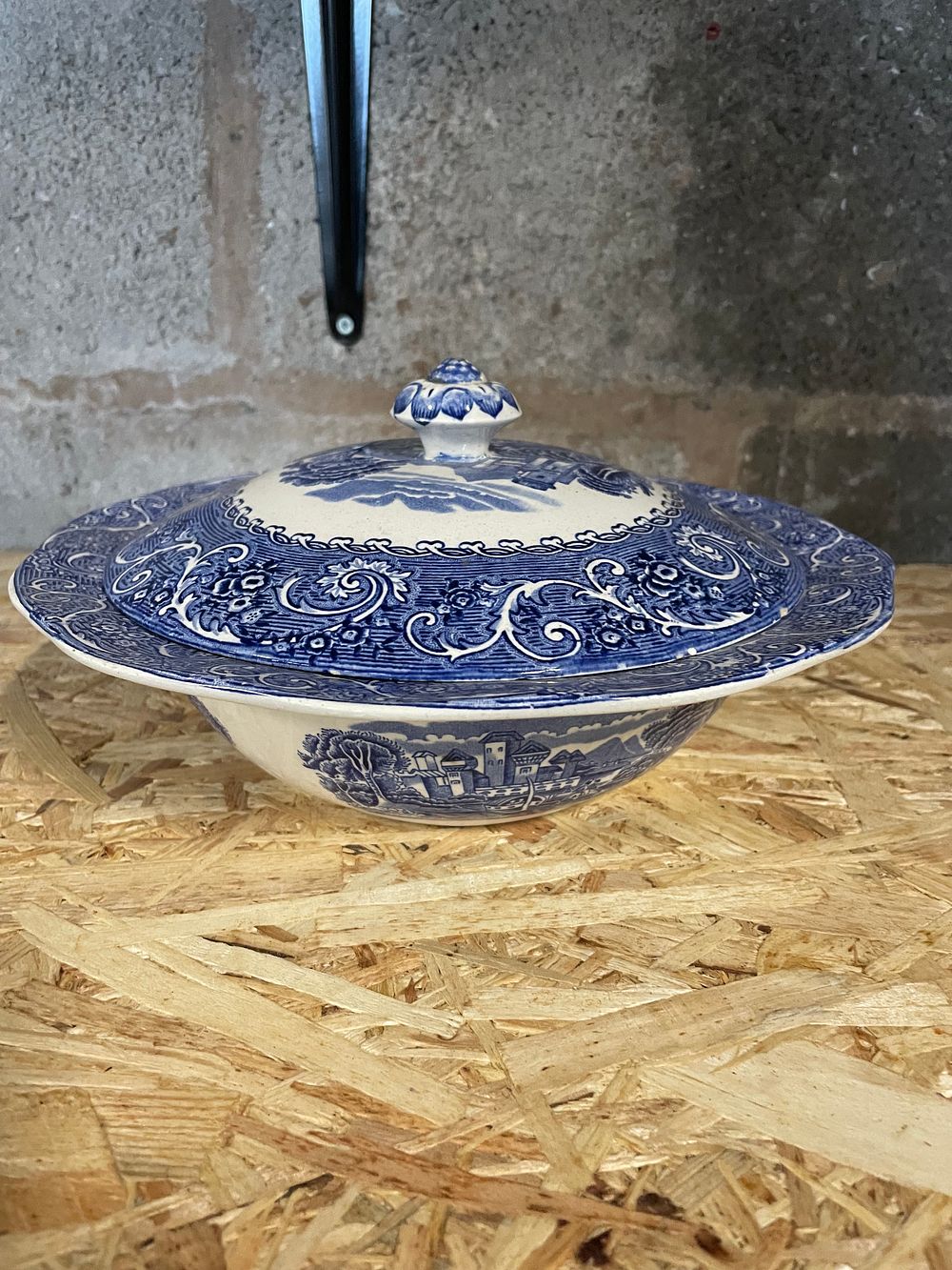 Lot 123: Mid century blue and white lidded Wedgewood dish