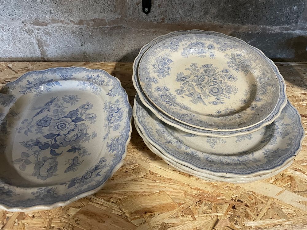 Lot 124: A set of Victorian Wedgewood pottery