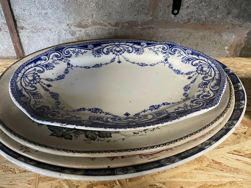 Lot 125: A selection of vintage meat plates