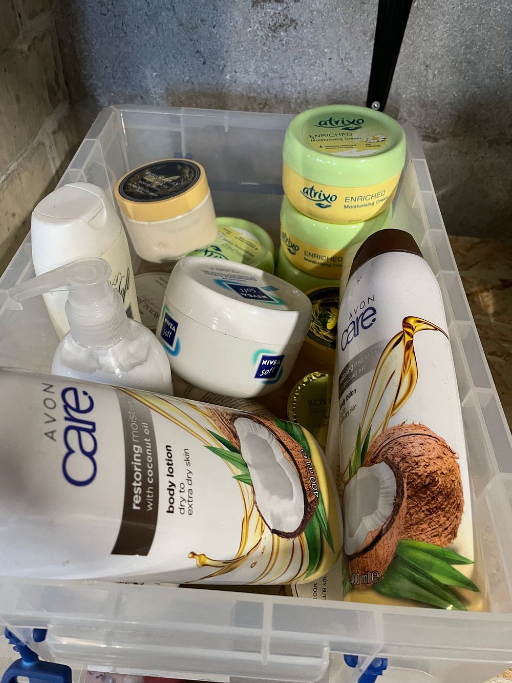 Lot 128: A large selection of skin care and beauty products