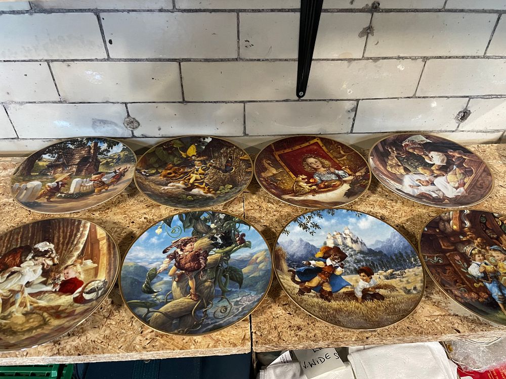 Lot 132: 8 fairy tale collectors plates 