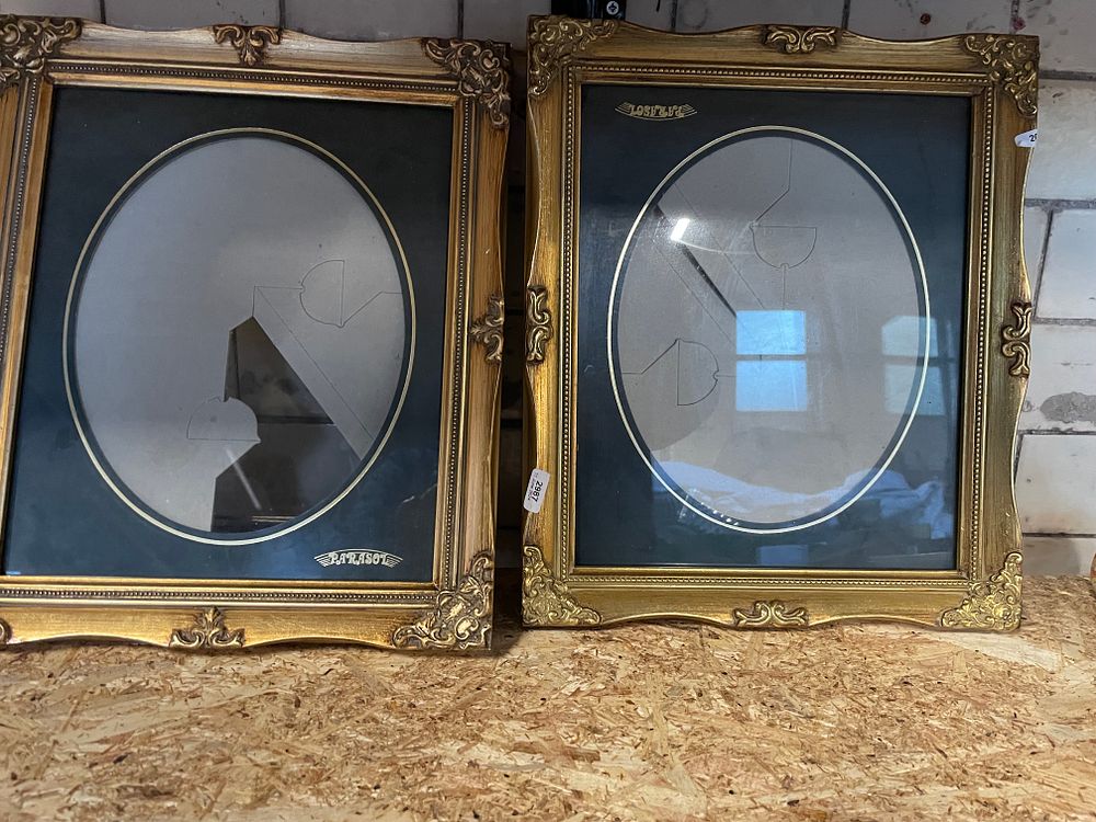 Lot 144: 2 gilt picture frames