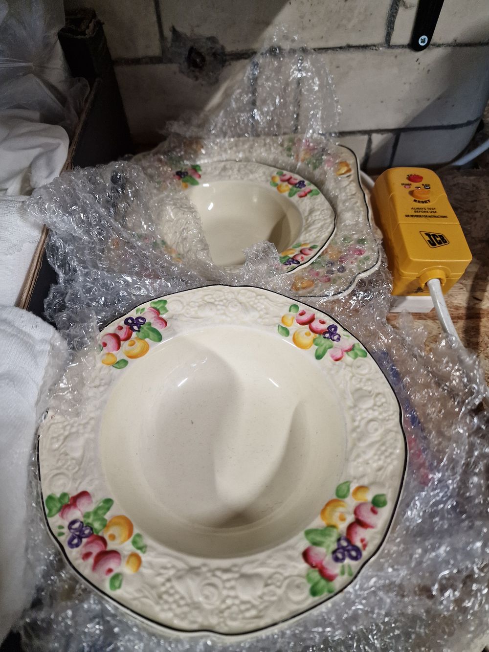 Lot 188: Collectable plates and bowls