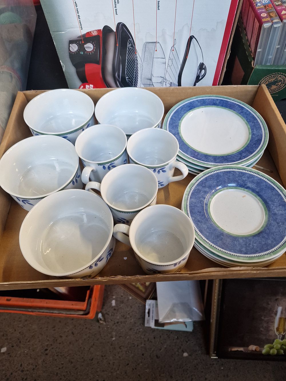 Lot 231: Selection of tea cups and saucers, plates and bowls