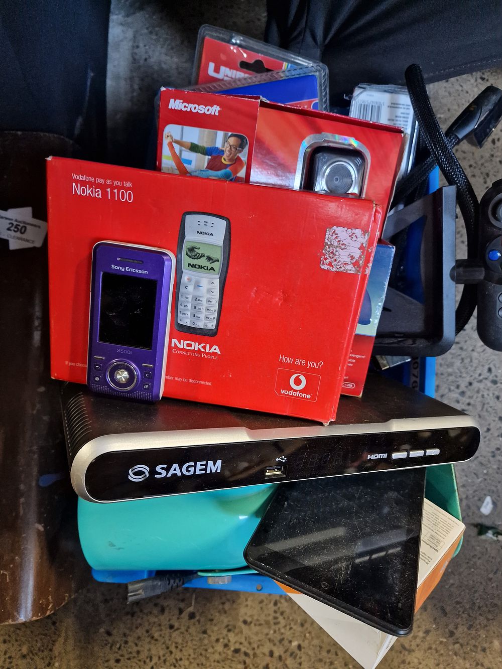 Lot 251: Selection of Mobile Phones and Electrical Items A/F