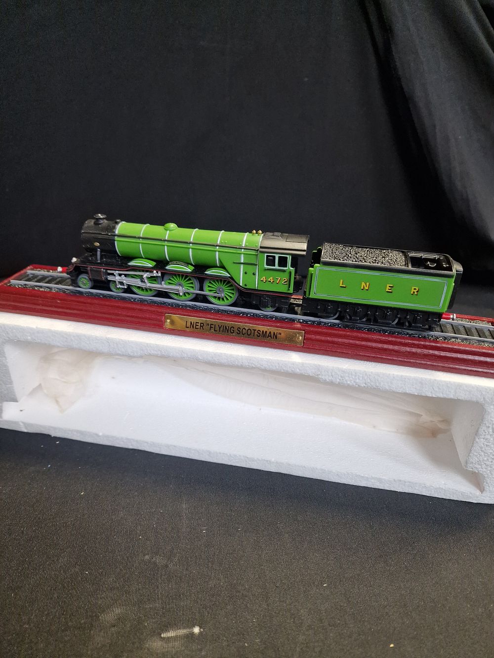 Lot 263: LNER Flying Scotsman Locomotive Model
