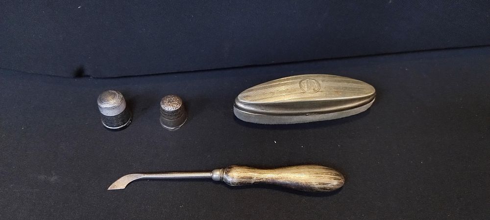 Lot 52: Two hallmarked silver thimbles H.C&S Birmingham 1924 &...