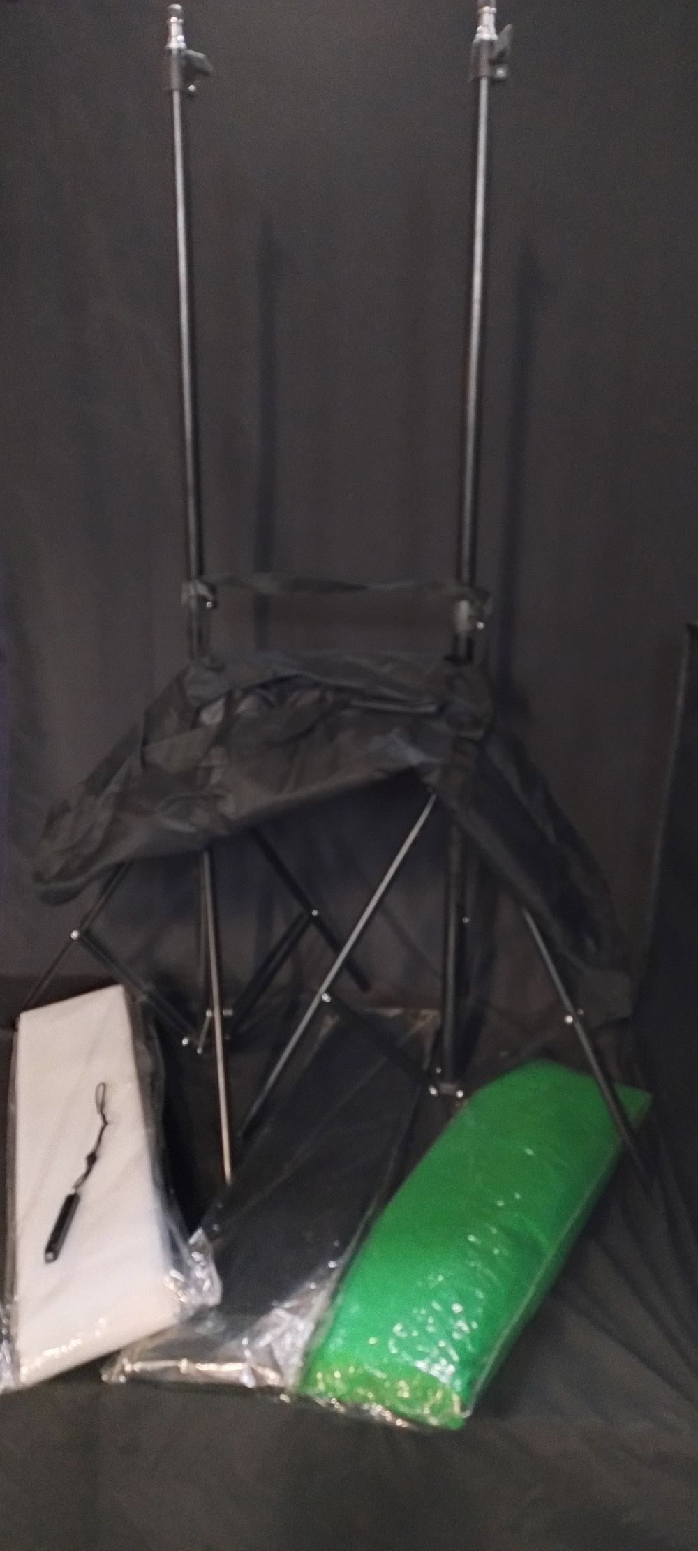 Lot 76: 3 x Photography screens with stands, Green, white,black...