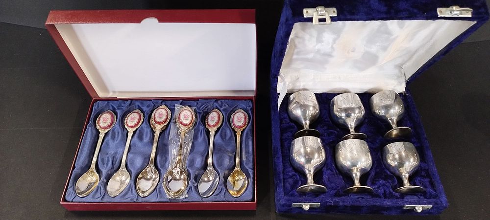 Lot 80: 6 silver plated small goblets in purple velvet...