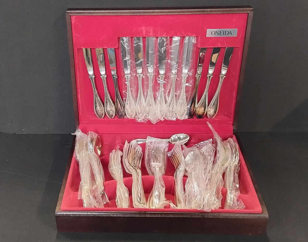 Lot 83: Oneida cutlery canteen 44 piece set in red...