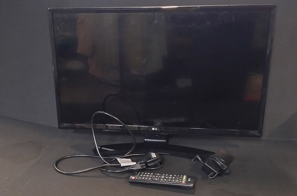 Lot 84: LG 28 in Smart TV. HDMI port, Usb....