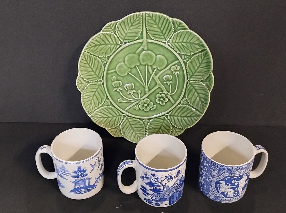 Lot 89: 1940's Portuguese frog ware plate , 3 x...