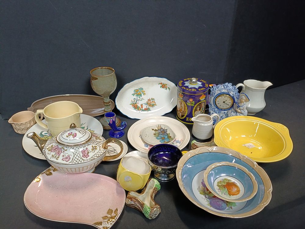 Lot 96: Mixed lot of vintage including Royal Winton, Staffordshire,...