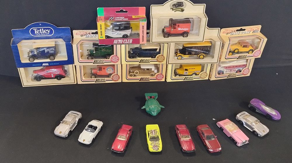 Lot 121: Diecast model vehicles including Hot Wheels, Matchbox,lledo