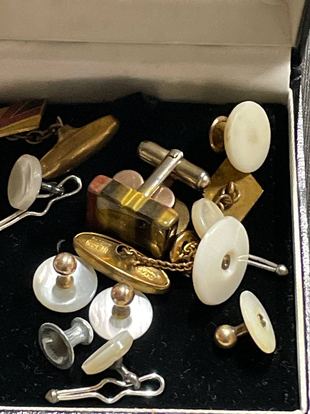 Lot 278: A selection of cuff buttons etc